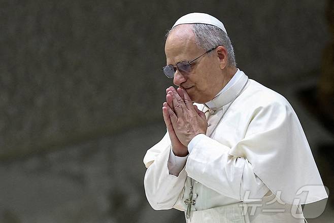 교황 레오14세가 27일(현지시간) 바티칸의 바오로 6세 홀에서 열린 주간 일반 알현에서 기도를 올리고 있다. 2025.08.27 ⓒ 로이터=뉴스1 ⓒ News1 이지예 객원기자