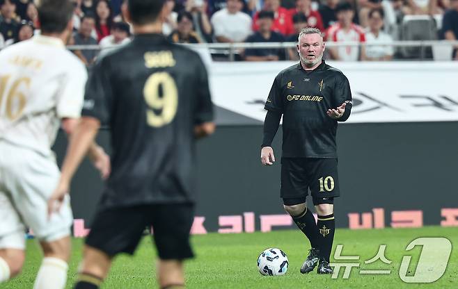 14일 오후 서울 마포구 서울월드컵경기장에서 열린 '2025 넥슨 아이콘매치' FC 스피어와 실드 유나이티드의 경기, FC스피어 웨인 루니가 공격을 시도하고 있다. 2025.9.14/뉴스1 ⓒ News1 김도우 기자