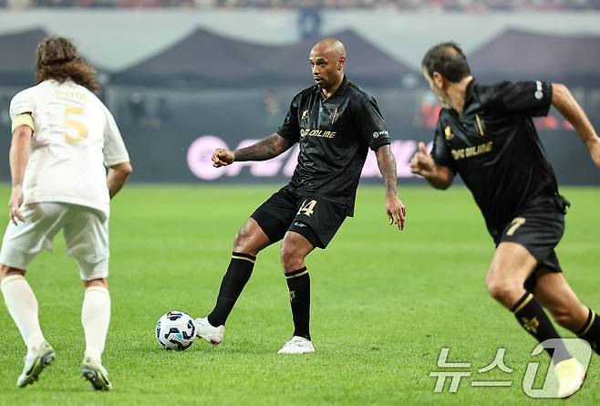 14일 오후 서울 마포구 서울월드컵경기장에서 열린 '2025 넥슨 아이콘매치' FC 스피어와 실드 유나이티드의 경기, FC스피어 티에리 앙리가 공격을 시도하고 있다. 2025.9.14/뉴스1 ⓒ News1 김도우 기자