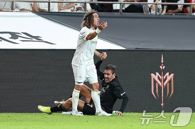 14일 오후 서울 마포구 서울월드컵경기장에서 열린 '2025 넥슨 아이콘매치' FC 스피어와 실드 유나이티드의 경기, 실드 유나이티드 카를레스 푸욜이 항의하고 있다. 2025.9.14/뉴스1 ⓒ News1 김도우 기자