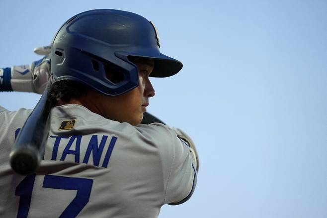 LA 다저스 오타니 쇼헤이가 14일(한국시각) 오라클파크에서 열린 샌프란시스코 자이언츠전에서 4회 타석을 기다리고 있다. Imagn Images연합뉴스