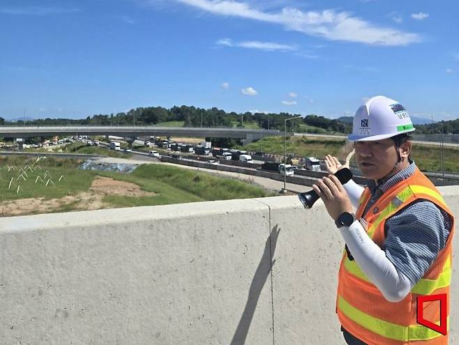 이상준 남광토건 현장소장이 지난 11일 전북 완주군 이서면 새만금~전주 고속도로 이서 분기점 공사현장에서 사업 진행 상황을 설명하고 있다. 아래로 호남고속도로가 보인다. 최서윤 기자