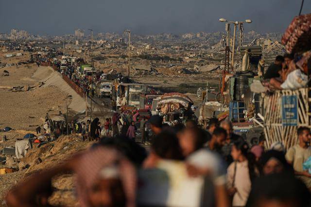 팔레스타인 난민들이 14일 가자 북부 지역을 떠나 해안 도로를 따라 남부로 이동하고 있다. 가자지구=AP 연합뉴스