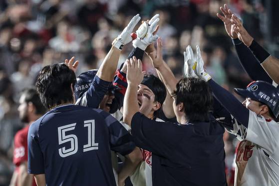 롯데 선수들이 13일 사직 SSG전에서 9회말 터진 김민성의 끝내기 안타로 12-11로 이긴 뒤 기뻐하고 있다. 사진 롯데 자이언츠