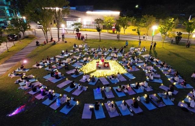 ▲ 2025년 7월 태백시 방문객이 전년 동월에 비해 20.7%, 전월 보다는 47.6% 증가하고, 최근 1년간 관광객수(540만5121명)도 전년 동기 보다 1.7%(8만9603명) 늘어난 것으로 나타났다. 통리 오로라파크 ‘별빛 요가’ 모습.