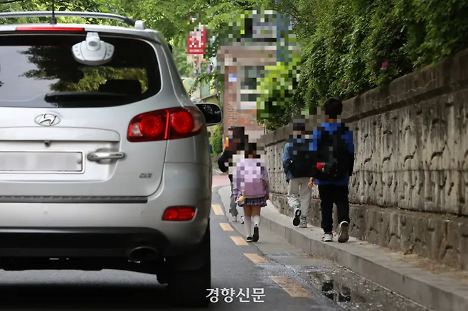 학생들이 등굣길에 좁은 길을 걷고 있다. 사진은 기사 내용과 무관. 조태형 기자