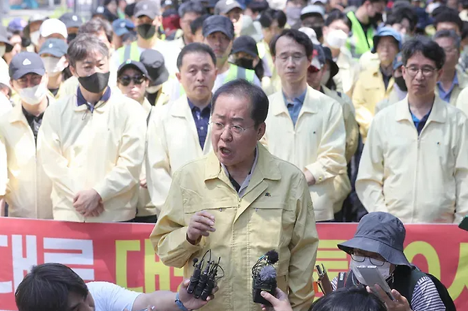 홍준표 전 대구시장이 2023년 6월17일 대구 중구 대중교통전용지구에서 열린 제15회 대구퀴어축제 행정대집행 현장에서 발언하고 있다. 연합뉴스