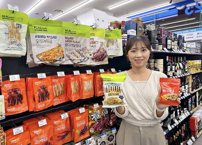 GS25가 PB브랜드 상품인 ‘리얼프라이스’ 1000원 스낵 2종과 ‘유어스’ 1500원 견과안주 3종을 오는 18일 새롭게 선보인다. GS리테일 제공