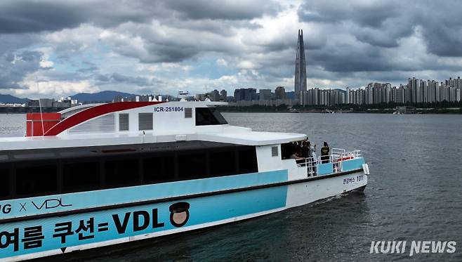 지난 7월 1일 시민 체험운항을 시작한 서울시 한강버스가 서울 여의도 선착장을 출발해 한강을 지나가고 있다. 곽경근 기자