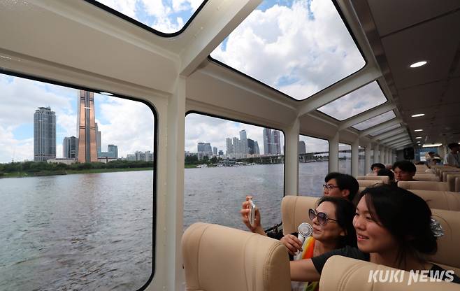 지난 7월 1일 서울시 한강버스를 체험하고 있는 시민들 모습. 곽경근 기자
