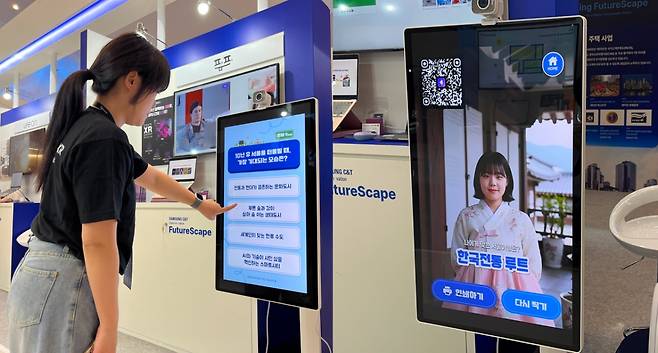 팜피 관계자가 '트라이 에브리싱 2025'에서 체험형 디지털 콘텐츠를 시연하고 있다./사진제공=팜피