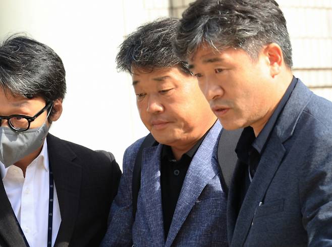 정치자금법 위반 혐의를 받는 박창욱 경북도의원이 15일 오후 서울 서초구 서울중앙지방법원에서 열린 구속 전 피의자 심문(영장실질심사)을 마친 뒤 법원을 나서고 있다. /사진=뉴시스