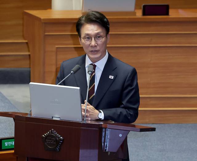 김민석 국무총리가 15일 국회 본회의장에서 열린 대정부 질문에 참석해 민주당 박성준 의원의 질문에 답하고 있다. 연합뉴스