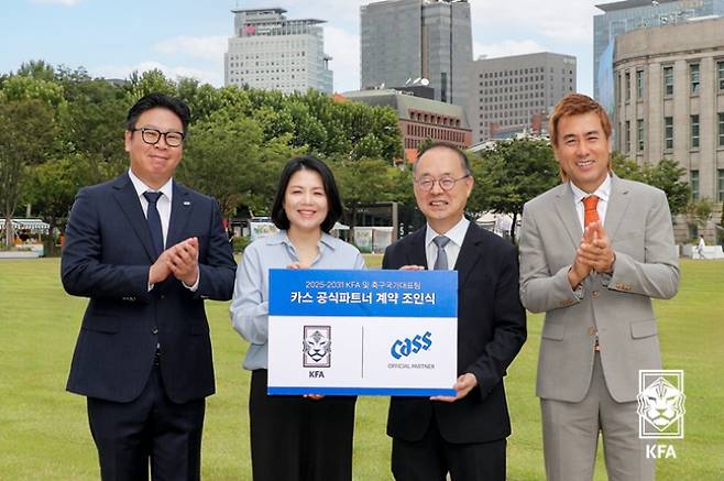 지난 12일 서울시청 앞 광장에서 열린 대한축구협회와 카스의 협약식 장면. 대한축구협회