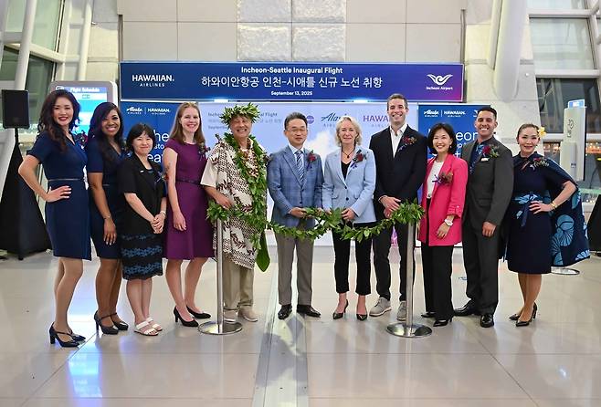 13일 인천공항 제1여객터미널 출국장에서 열린 ‘하와이안항공 인천-시애틀 신규취항 기념행사’에서 인천국제공항공사 신동익 허브화전략처장(왼쪽 다섯 번째)이 알래스카 에어 그룹 관계자들과 기념 촬영을 하고 있다.