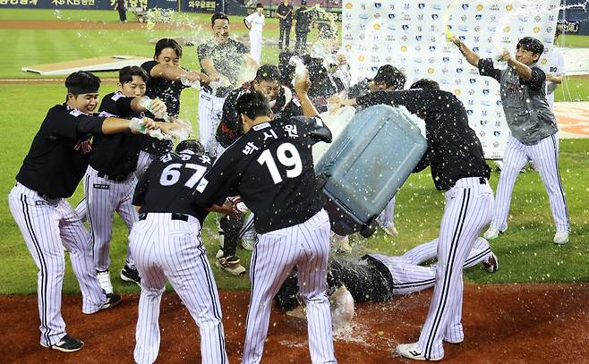 LG 선수들이 지난 11일 수원 KT전에서 10승을 달성한 손주영에게 물세례를 하고 있다. LG 트윈스 제공
