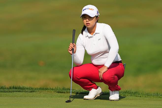 김세영이 15일 열린 LPGA 투어 크로거 퀸시티 챔피언십 최종 라운드 도중 1번 홀에서 그린을 살펴보고 있다. 게티이미지코리아