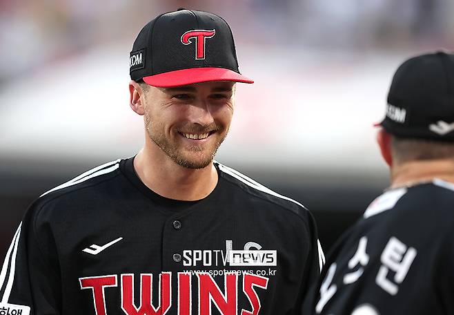 ▲ LG의 가을 플랜을 쥐고 있는 앤더스 톨허스트 ⓒ곽혜미 기자