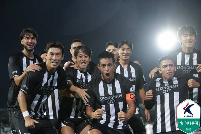 기뻐하는 성남FC 선수단. /사진=한국프로축구연맹 제공
