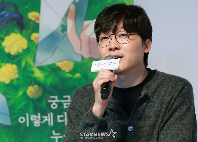 (서울=뉴스1) 권현진 기자 = 김용환 감독이 15일 서울 송파구 롯데월드시네마에서 열린 애니메이션 영화 '연의 편지' 시사회 및 기자간담회에 참석해 인사말을 하고 있다. '연의 편지'는 책상 서랍에서 우연히 의문의 편지를 발견하게 된 전학생 ‘소리’가 편지 속 힌트로 이어지는 다음 편지들을 찾아가며 벌어지는 이야기를 담았다. 2025.9.15/뉴스1 Copyright (C) 뉴스1. All rights reserved. 무단 전재 및 재배포, AI학습 이용 금지. /사진=(서울=뉴스1) 권현진 기자