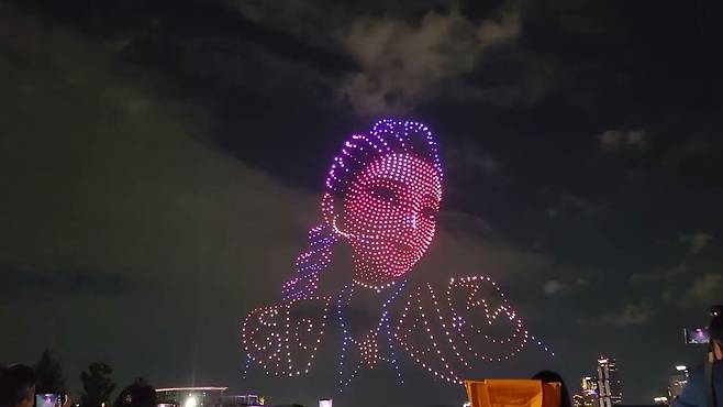 지난 9월 7일 서울 광진구 뚝섬한강공원 상공에서 <케이팝 데몬 헌터스>를 주제로 ‘2025 한강 불빛 공연(드론 라이트 쇼)’이 열리고 있다. /유튜브 캡처