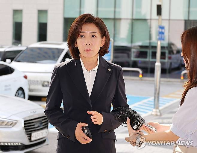 남부지법 도착한 나경원 의원 (서울=연합뉴스) 류영석 기자 = 국민의힘 나경원 의원이 15일 서울 양천구 서울남부지방법원에서 열린 '국회 패스트트랙(신속처리안건) 충돌 사건' 1심 결심 공판에 출석하고 있다. 2025.9.15 ondol@yna.co.kr