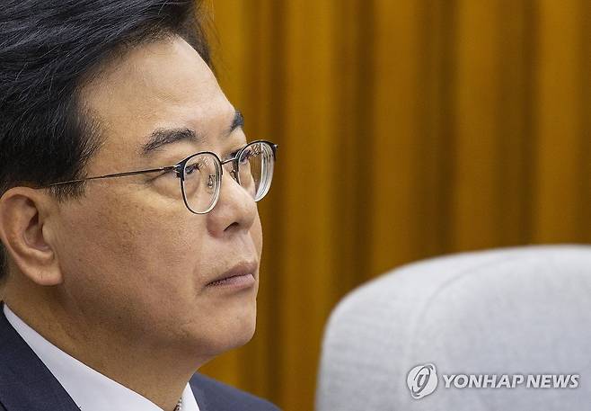 생각에 잠긴 송언석 (서울=연합뉴스) 황광모 기자 = 국민의힘 송언석 원내대표가 12일 국회에서 열린 당 주최로 열린 '이재명 정부 100일 국정 파탄 실정 토론회'에서 참석자들의 발언을 듣다 생각에 잠겨 있다. 2025.9.12 hkmpooh@yna.co.kr