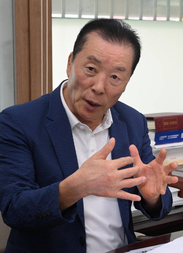 김오영 경상남도체육회장이 집무실에서 제106회 전국체육대회 개막을 앞두고 각오를 밝히고 있다./성승건 기자/