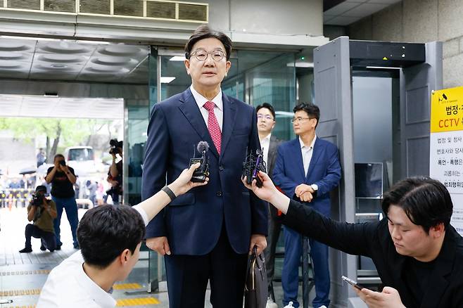 권성동 국민의힘 의원이 16일 오후 서울 서초구 중앙지방법원에서 '통일교 불법 정치자금 수수' 의혹(정치자금법 위반 혐의) 관련 구속 전 피의자 심문(영장실질심사)에 출석하며 입장을 밝히고 있다. (사진/뉴스1)