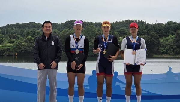 광주체육중·고 조정부, 전국조정대회서 금3·은3·동5 - 여고부싱글스컬 왼쪽에서 3번째부터 1위 노효림, 3위 천지민(이상 1학년)/사진=광주광역시교육청