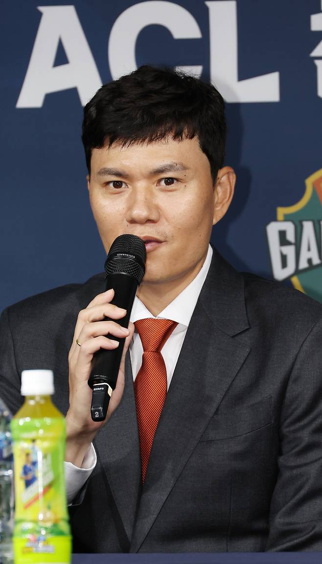 각오 말하는 정경호 감독
(서울=연합뉴스) 신준희 기자 = 4일 종로구 축구회관에서 열린 2025-26 ACL 참가 K리그 4개팀 미디어데이에서 강원FC 정경호 감독이 각오를 밝히고 있다. 2025.9.4