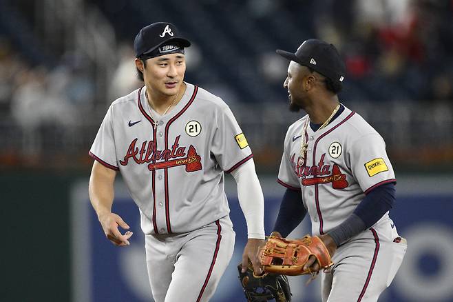 애틀랜타 브레이브스 유격수 김하성과 2루수 아지 알비스가 16일(한국시각) 내셔널스파크에서 열린 워싱턴 내셔널스전을 승리한 뒤 서로를 바라보며 기쁨을 나누고 있다. AP연합뉴스