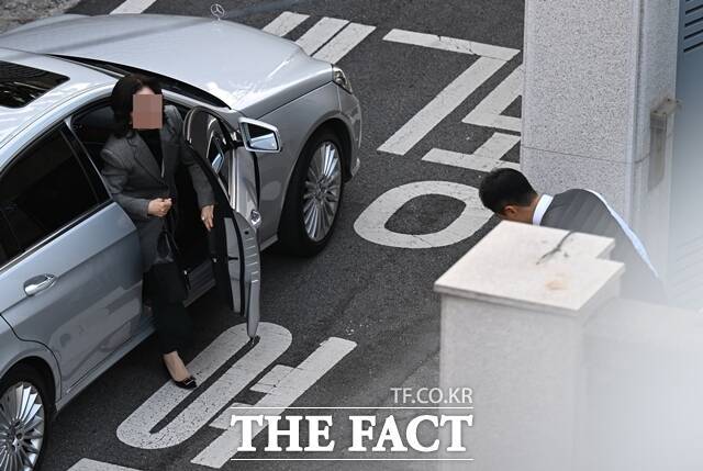 김흥남 씨가 지난해 11월 노소영 관장이 연 미래회 행사에 참석하기 위해 서울 중구 장충동 SK텔레콤 연구소(타작마당)에 도착, 차량에서 내리고 있다. /이새롬 기자