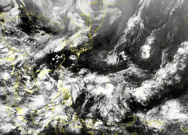 2025년 ‘가을태풍’ 17호 미탁 예상경로?=2025년 제17호 태풍 미탁으로 발달할 것으로 전망되는 제 37호 열대저압부가 발생했다.16일 오후 필리핀 마닐라 동북동쪽 약 370km 부근해상에서 37호 열대저압부는 중심기압 1006hpa(헥토파스칼) , 최대풍속 시속 54km, 시속 10km 속도로 북서진 중이다. ⓒ기상청: 태풍 감시 구름 영상