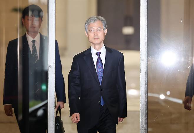 더불어민주당 지도부의 조희대 대법원장에 대한 사퇴 공세를 높인 15일 오후 서울 서초구 대법원에서 조희대 대법원장이 청사를 나서고 있다./뉴스1