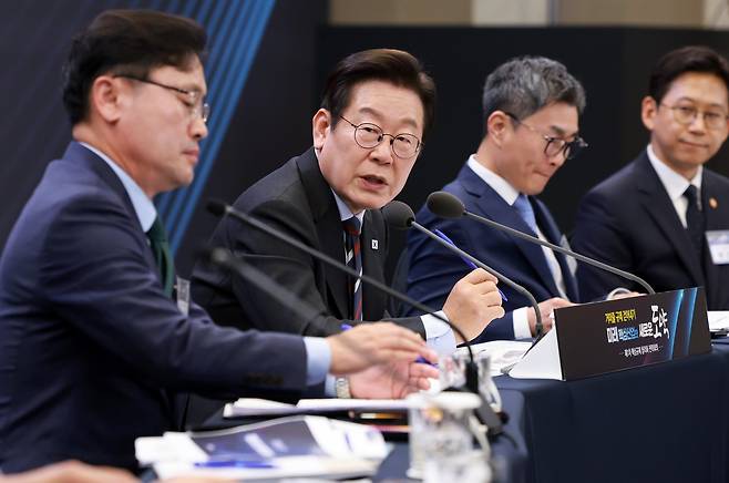 이재명 대통령이 15일 서울 성북구 한국과학기술연구원에서 열린 제1차 핵심 규제 합리화 전략회의에서 참석자들과 토론하고 있다. 이 대통령은 이날 “대한민국엔 에너지만 엄청 들어가고 효과는 별로 없는 불필요한 처벌 조항이 너무 많다”며 “대대적으로 이번에 바꿔볼 생각”이라고 말했다./연합뉴스
