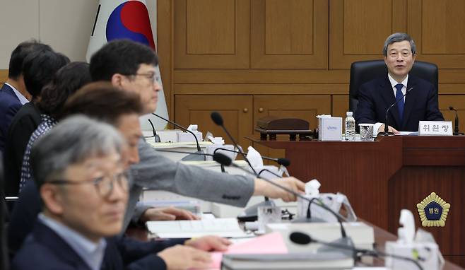 지난달 11일 서울 서초구 대법원에서 이동원 위원장 주재로 제140차 양형위원회 전체회의가 열리고 있다. /연합뉴스