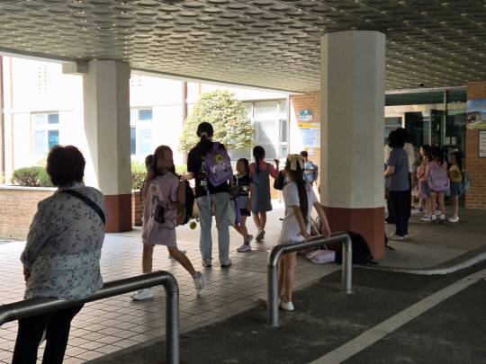 16일 오후 대전 유성구 한 초등학교 앞에서 학부모들이 하교하는 자녀를 기다리고 있다. 조은솔 기자