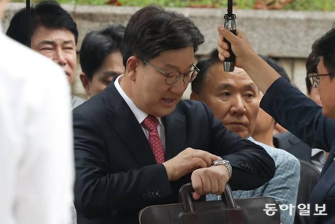 16일 권 의원이 영장실질심사 시간이 임박하자 시계를 보고 있다. 박형기 기자 oneshot@donga.com