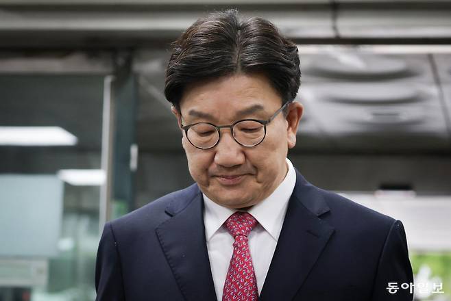 16일 권 의원이 취재진 앞에서 입장을 발표하기 전 굳은 표정을 짓고 있다. 박형기 기자 oneshot@donga.com