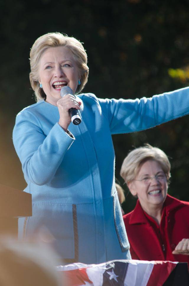 2016년 미국 민주당 대선 경선 당시의 힐러리 클린턴. 그는 헤어스타일 등 패션 이슈로 자주 언론에 언급됐고, 경쟁자였던 버니 샌더스보다 더 빈번히 고령 시비에 휘말리곤 했다. 그는 역대 대통령들이 활기차게 임기를 시작했다가 퇴임 무렵엔 그들이 살던 건물(백악관)만큼이나 하얗게 센 머리로 퇴임하곤 하지만 자신은 그러지 않을 거라고 "이미 수년간 염색을 해왔기 때문"이라고 농담으로 반박했다. 위키피디아.