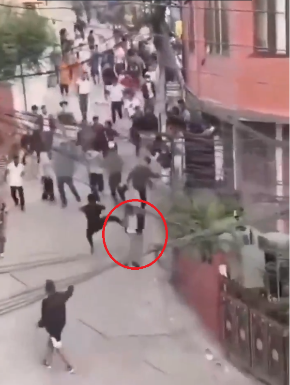 네팔 재무장관으로 추정되는 남성(빨간색 원)이 시위대에게 도망치다가 한 시민에게 발길질을 당하고 있다. 엑스 캡처