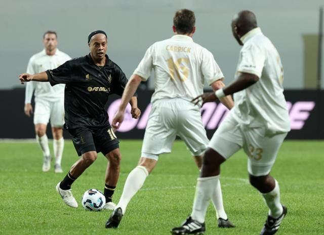 호나우지뉴가 14일 서울월드컵경기장에서 열린 2025 아이콘 매치에서 드리블 돌파를 시도하고 있다. 뉴시스