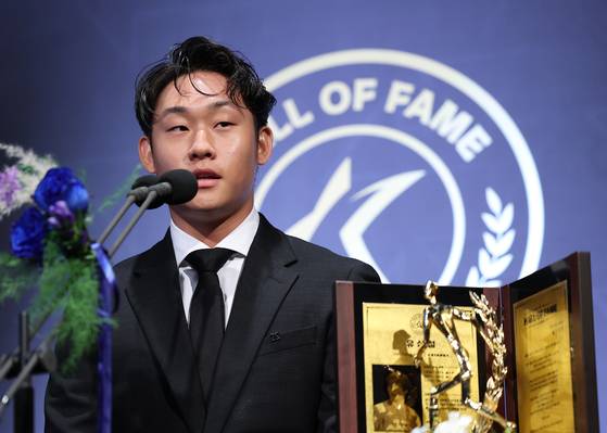 유상철 감독의 헌액식에 대리 참석한 아들 유선우 씨. 연합뉴스