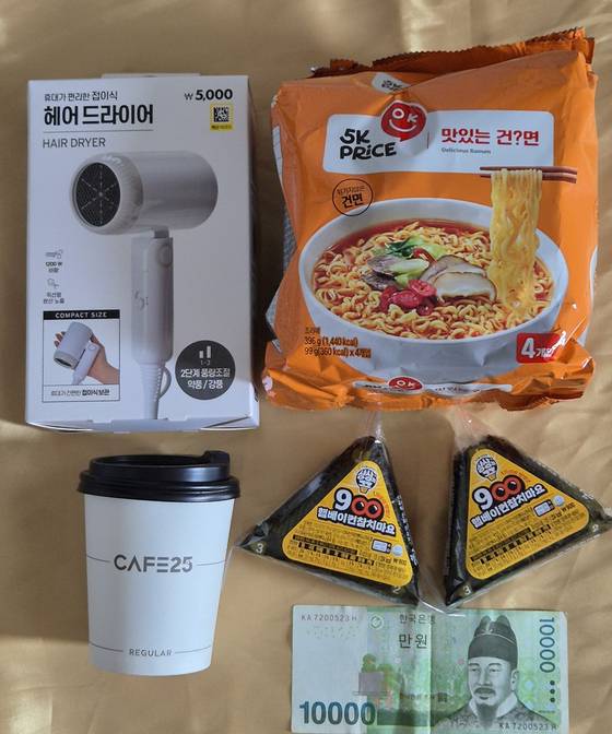 기자가 직접 구입한 초저가 제품들. 총 구입액이 1만원이 들지 않았다. 왼쪽 위부터 시계방향으로 다이소의 헤어드라이어(5000원), 이마트의 초저가 브랜드 ‘오케이 프라이스’ 라면(2980원), 편의점 이마트24의 삼각김밥 2개(개당 450원), GS25의 핫아메리카노(1000원). 임선영 기자