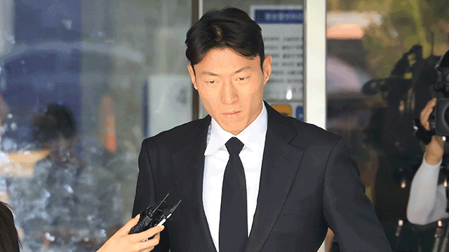 지난 4일 항소심 선고 직후 법정을 나서는 황의조 선수. 출처 : 연합뉴스
