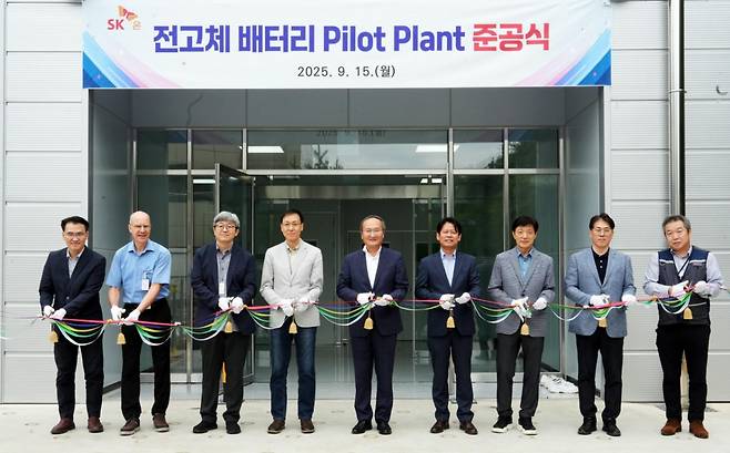 이석희 SK온 사장(왼쪽에서 다섯 번째), 이장원 SK온 최고기술책임자(CTO, 왼쪽에서 네 번째), 박기수 SK온 미래기술원장(왼쪽에서 여섯 번째), 안드레아스 마이어(Andreas Maier) 솔리드파워 한국 지사장(왼쪽에서 두 번째) 등 참석 내빈들이 15일 대전 유성구 SK온 미래기술원에서 열린 '전고체 배터리 파일럿 플랜트 준공식' 행사 중 기념촬영을 하고 있다.