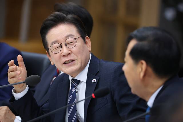 국정과제 의결 : 이재명 대통령이 16일 정부세종청사에서 열린 국무회의에서 구윤철(오른쪽) 부총리 겸 기획재정부 장관과 대화하고 있다. 연합뉴스