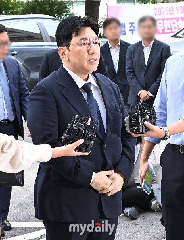 방시혁 하이브 의장이 15일 오전 서울 마포 서울경찰청 금융범죄수사대에 피의자 신분으로 출석하고 있다. 방시혁 의장은 하이브 기업공개(IPO)를 앞두고 투자자들을 속여 주식 매각 차익의 30%를 받는 등 1천900억원의 부당이익을 거둔 혐의를 받고 있다.