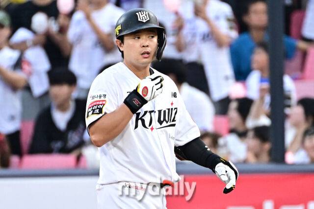 3일 경기도 수원 KT위즈파크에서 열린 '2025 신한 SOL BANK KBO리그' 키움 히어로즈와 KT 위즈 경기.KT 문상철이 3회말 1사 2-3루에 2타점 적시타를 친 후 기뻐하고 있다./마이데일리